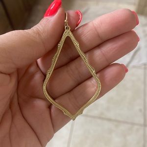 Just one Kendra Scott gold earring larger size.